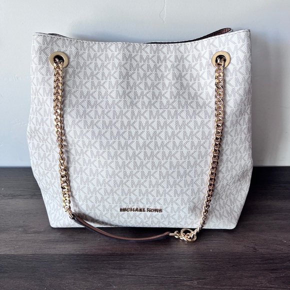 Michael Kors Handbags - Michael Kors Vanilla Jet Set Chain Shoulder Bag